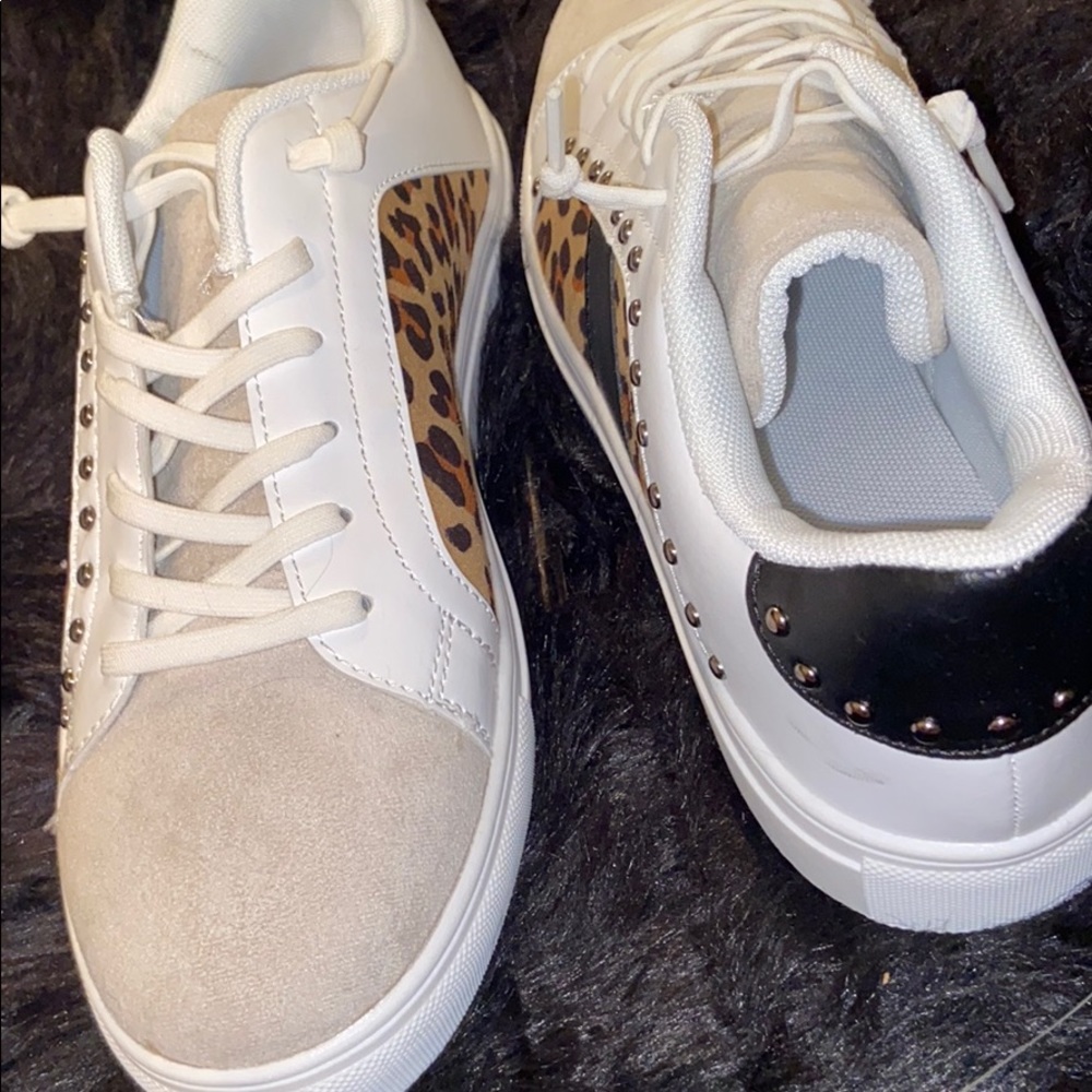 Tennis shoes
